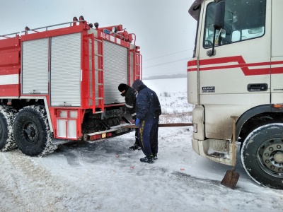 Десятки вантажівок на Буковині застрягли через сніг і ожеледицю (ФОТО, ВІДЕО)
