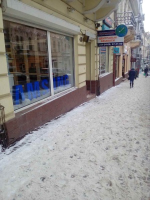 Забули поприбирати. У Чернівцях підприємці не дослухались до попереджень мерії про штрафи за неприбраний сніг