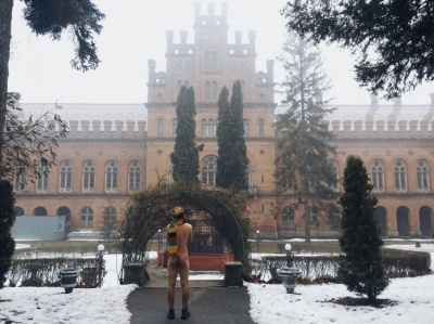 У Чернівцях турист з Вінниці сфотографувався оголеним на тлі головного корпусу ЧНУ (ФОТО)