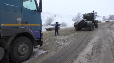 У снігу на Буковині застрягли більше 20 вантажівок (ФОТО)