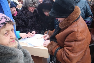 У Сокирянах кілька сотень жителів вийшли на мітинг на захист центральної райлікарні