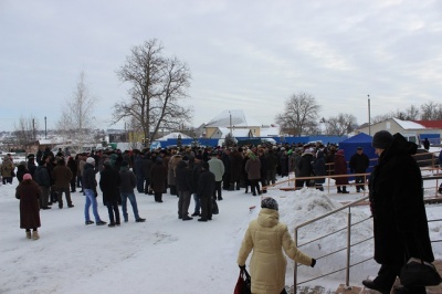 У Сокирянах кілька сотень жителів вийшли на мітинг на захист центральної райлікарні