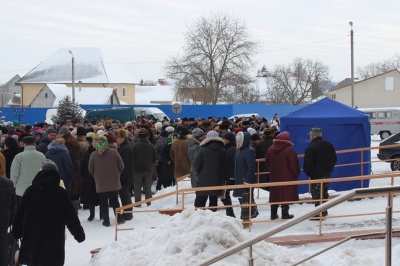 У Сокирянах кілька сотень жителів вийшли на мітинг на захист центральної райлікарні