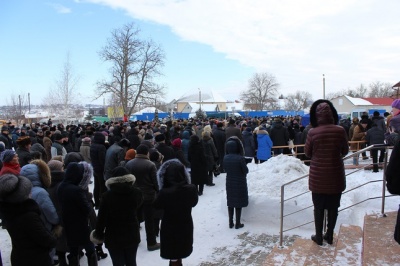 У Сокирянах кілька сотень жителів вийшли на мітинг на захист центральної райлікарні