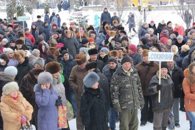 У Сокирянах кілька сотень жителів вийшли на мітинг на захист центральної райлікарні