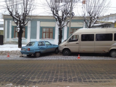 У Чернівцях мікроавтобус зіткнувся із "Славутою" (ФОТО)