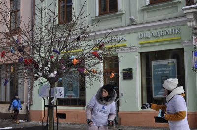 У Чернівцях роздають сердечка для допомоги хворій дівчинці (ФОТО)