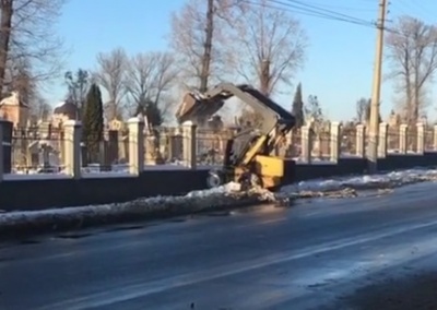 Мер Чернівців доручив перевірити, чи викидали комунальники сніг на могили Руського кладовища