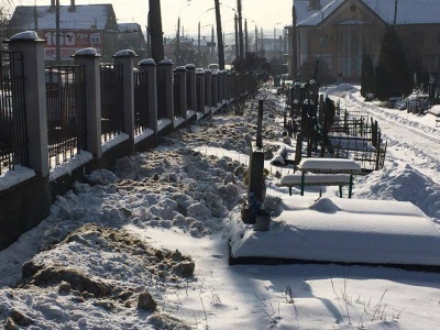 Інспекція Обшанського оштрафувала директора кладовища за сніг, який викинули біля могил