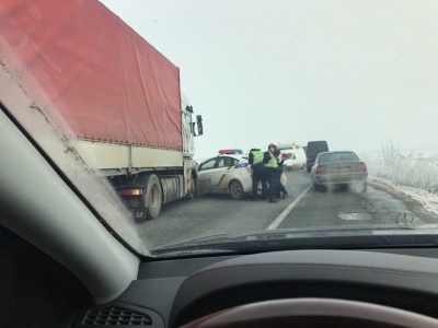 У Чернівцях авто патрульної поліції зіткнулося з «фурою»