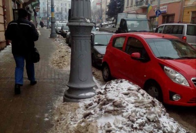 Центр Чернівців у кучугурах снігу — комунальники чекають потепління