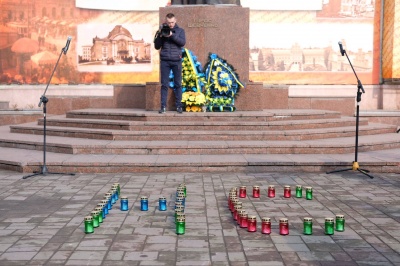 У Чернівцях на Центральній площі вшановують пам’ять героїв Небесної сотні (ФОТО)