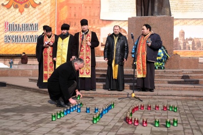 У Чернівцях на Центральній площі вшановують пам’ять героїв Небесної сотні (ФОТО)