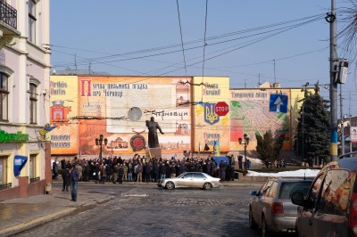 У Чернівцях на Центральній площі вшановують пам’ять героїв Небесної сотні (ФОТО)