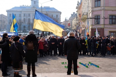 У Чернівцях на Центральній площі вшановують пам’ять героїв Небесної сотні (ФОТО)