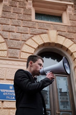 У Чернівцях заступник голови облради з активістами "Свободи" пікетували "будинок з левами" (ФОТО)
