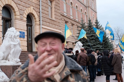 У Чернівцях заступник голови облради з активістами "Свободи" пікетували "будинок з левами" (ФОТО)