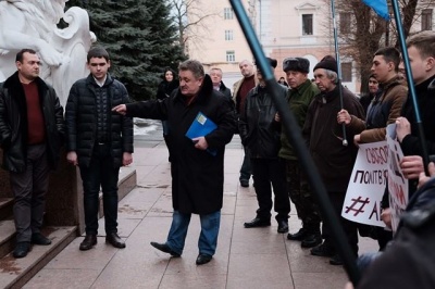 У Чернівцях заступник голови облради з активістами "Свободи" пікетували "будинок з левами" (ФОТО)