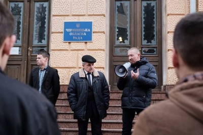 У Чернівцях заступник голови облради з активістами "Свободи" пікетували "будинок з левами" (ФОТО)