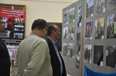 Добровольці батальйону ОУН привезли до Чернівців фотографії та пам`ятки війни (ФОТО)