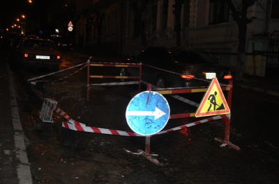 Яму в центрі Чернівців, де провалилася бруківка, засипали піском (ФОТО)