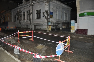 Яму в центрі Чернівців, де провалилася бруківка, засипали піском (ФОТО)