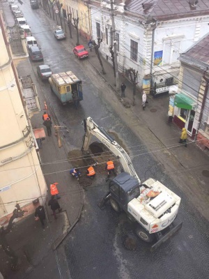 У центрі Чернівців латають яму, де провалилася бруківка