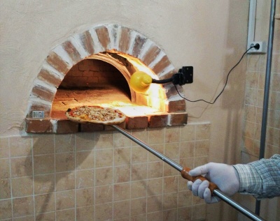 «Секрет піци – в руках і серці», – італієць про сімейний бізнес, який відкрив із дружиною-буковинкою в селі (ФОТО)