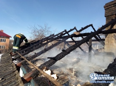 На Буковині згорів будинок багатодітної матері-одиначки: люди просять допомоги (ФОТО)