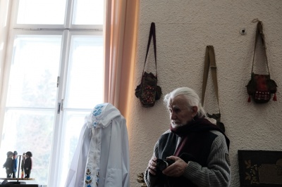Петриківський розпис на ящиках від гранат: у Чернівцях відкрили виставку військових арт-об`єктів з АТО