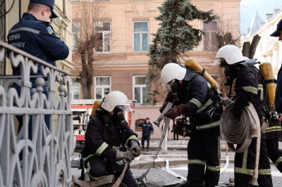 У Чернівцях у драмтеатрі рятувальники «гасили пожежу» - ДСНС провела навчання (ФОТО)