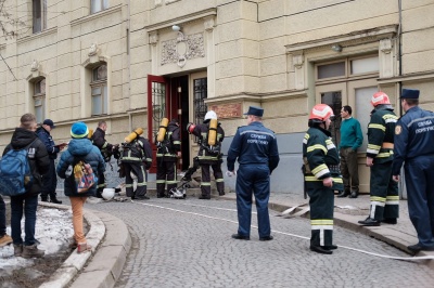 У Чернівцях у драмтеатрі рятувальники «гасили пожежу» - ДСНС провела навчання (ФОТО)