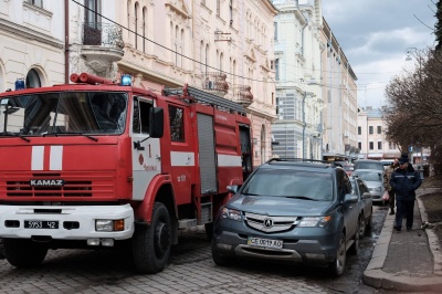 У Чернівцях у драмтеатрі рятувальники «гасили пожежу» - ДСНС провела навчання (ФОТО)