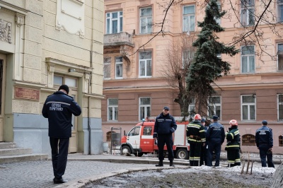 У Чернівцях у драмтеатрі рятувальники «гасили пожежу» - ДСНС провела навчання (ФОТО)