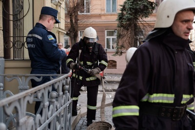 У Чернівцях у драмтеатрі рятувальники «гасили пожежу» - ДСНС провела навчання (ФОТО)