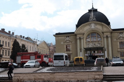 У Чернівцях у драмтеатрі рятувальники «гасили пожежу» - ДСНС провела навчання (ФОТО)