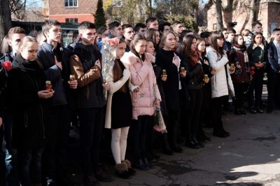 «Помер на війні, та не від ворожої руки»: у Чернівцях відкрили пам’ятну дошку герою АТО Ігорю Парфентьєву (ФОТО)