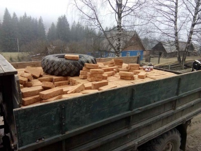 У вантажівці з цеглою, яку затримали на Буковині, заховали 80 ящиків сигарет (ВІДЕО)