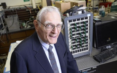 Винахідник літій-іонного акумулятора презентував новий тип накопичувача