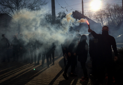 «Терміново забирайте гроші!»: у Чернівцях активісти з фаєрами пікетували відділення "Сбербанку" (ФОТО)