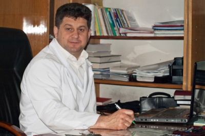 Скандальний лікар знову хоче поновитися на посаді керівника стоматполіклініки Чернівців