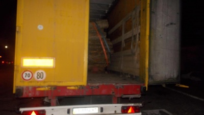 Через кордон на Буковині у вантажівці везли приховані під дровами цигарки (ФОТО)