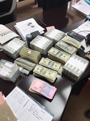 У Києві службовці універмагу Дитячий світ незаконно вивели 20 млн гривень