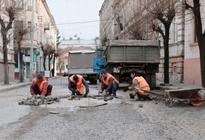 Дорожники пояснили, чому досі не почали ремонтувати дороги у Чернівцях