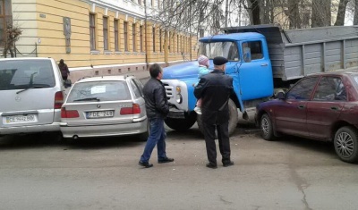 ДТП у Чернівцях: "ЗІЛ" зіткнувся з трьома легковиками