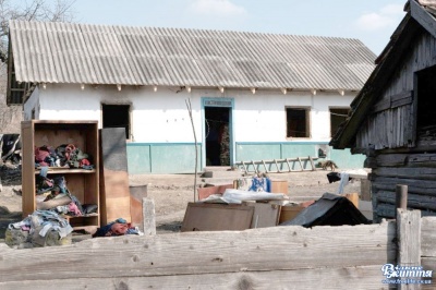 Багатодітній матері на Буковині, в якої згоріла хата, відбудувати житло допомагають односельці