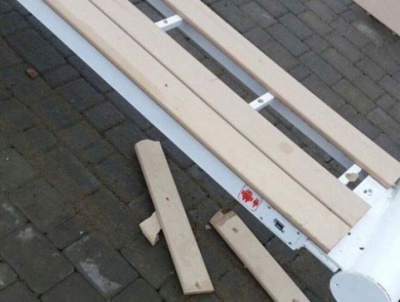 Не пройшло і тижня: сучасну лавицю на Соборній площі в Чернівцях вже зламали