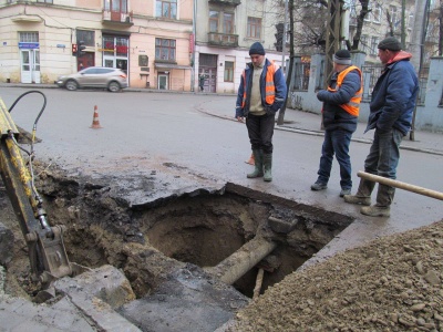 Комунальники в центрі Чернівців розбили асфальт: ліквідовують витік води (ФОТО)