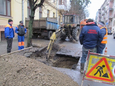 Комунальники в центрі Чернівців розбили асфальт: ліквідовують витік води (ФОТО)