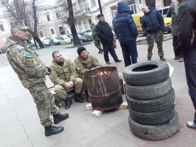 Під ОДА триває пікет – активісти чекають сесії облради (ФОТО)